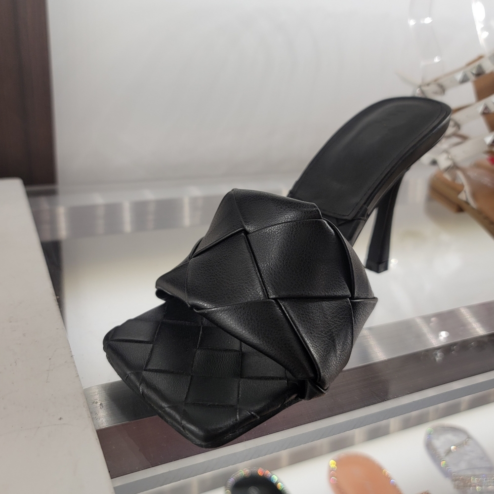 NWT Delitzia Black Heel🌟